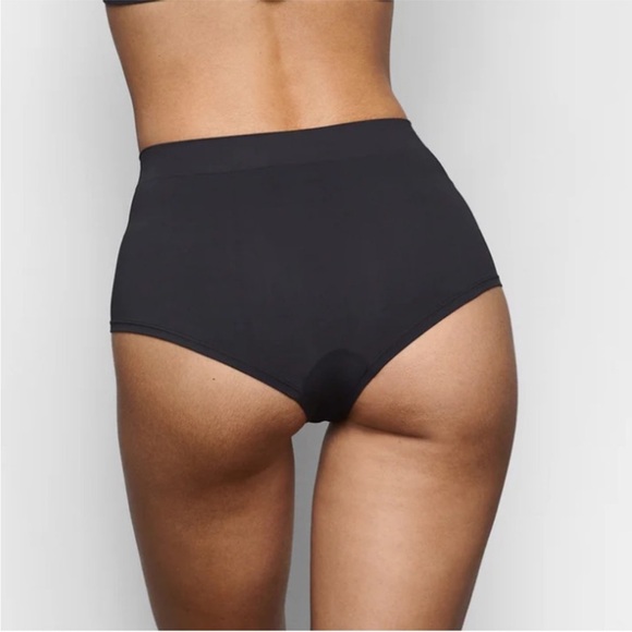 NWT SKIMS soft smoothing boy short in black/eclipse - Picture 3 of 8